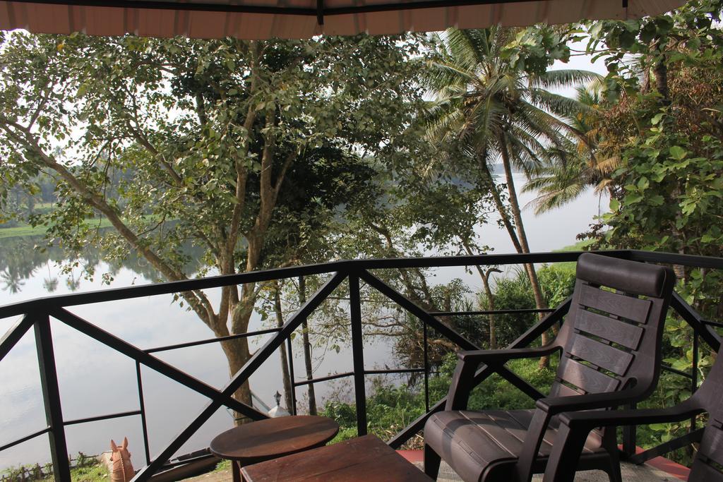 Pearl Spot Nedumbassery Quarto foto